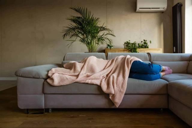 Femme consultant un médecin pour des vomissements liés à la prise de pilule contraceptive