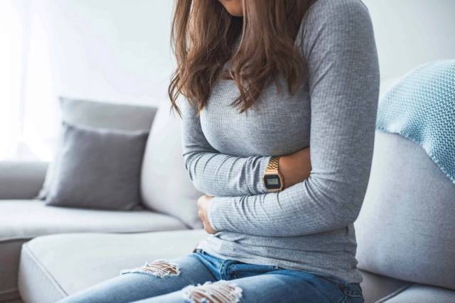 Médecin examinant un patient présentant les symptômes de la grippe intestinale