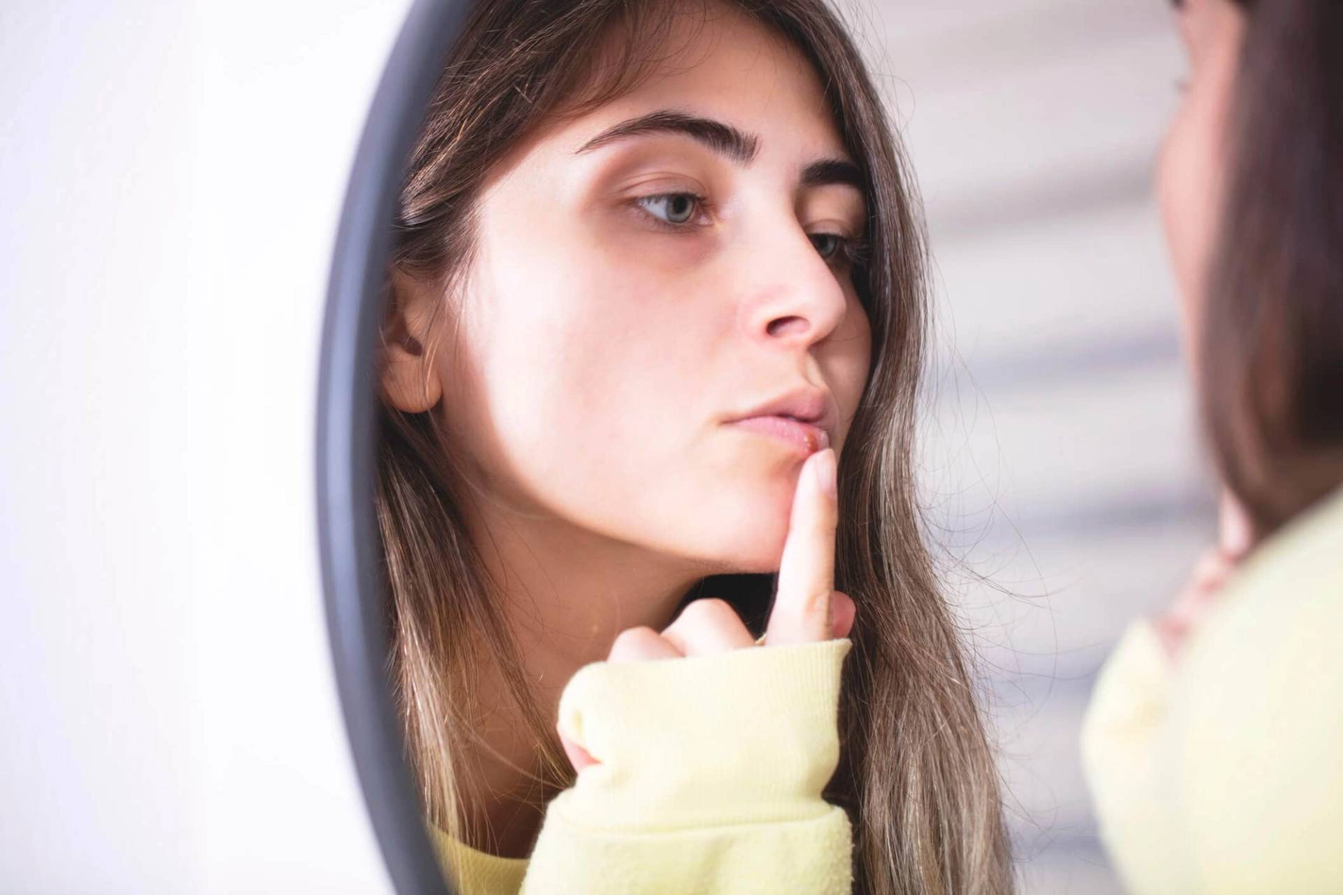 Consultation médicale pour le traitement d'un bouton de fièvre, examen dermatologique
