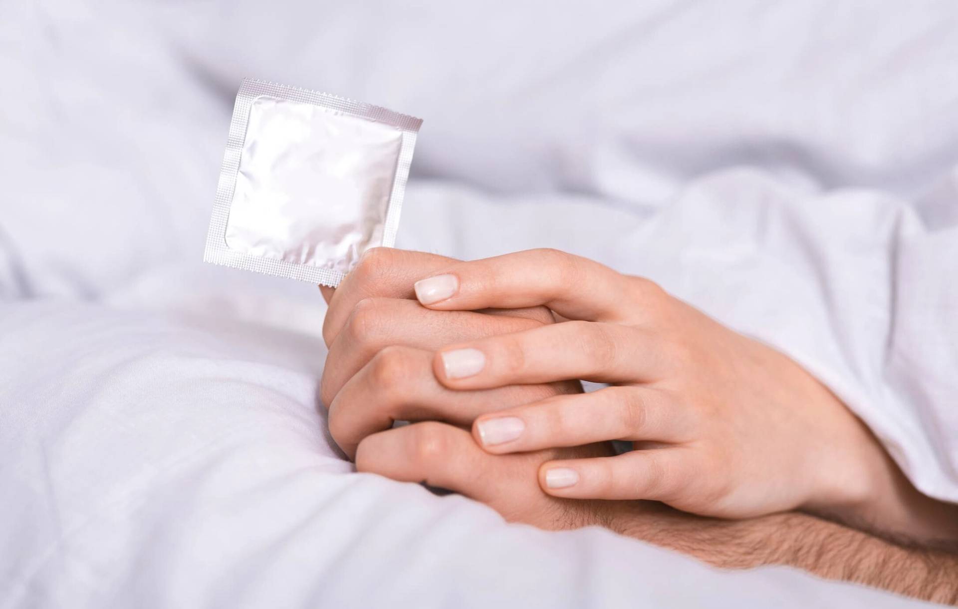 Consultation médicale pour dépistage de chlamydia : patient discutant avec un médecin