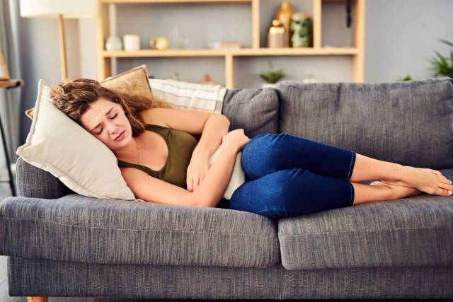 Femme souffrant de gastro-entérite avec symptômes digestifs