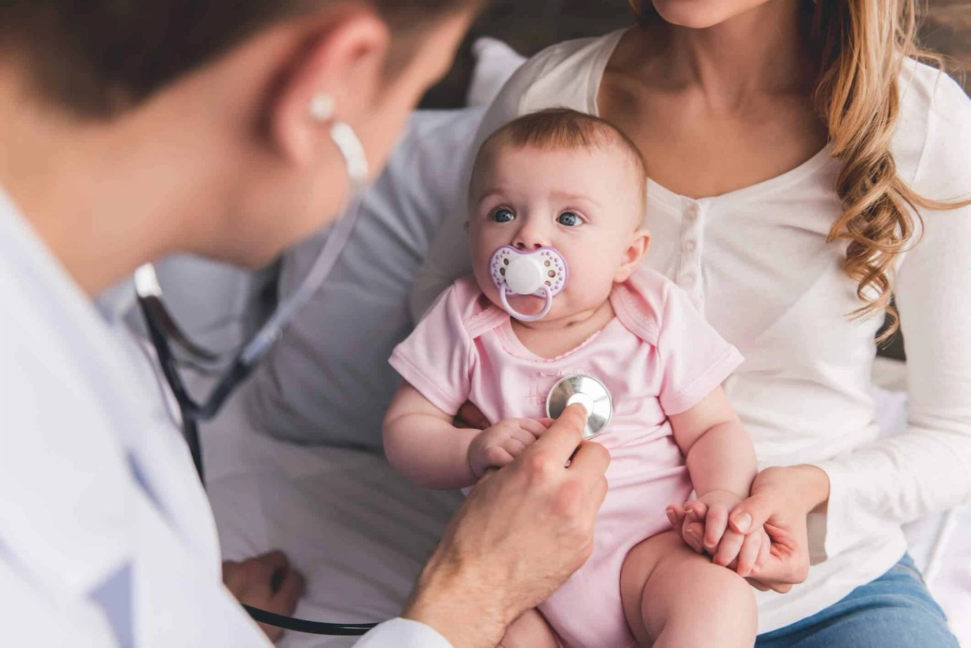 Consultation médicale pour diagnostiquer une coqueluche chez un patient