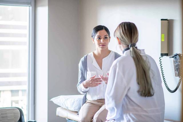 Médecin examinant un patient pour les symptômes de la maladie de Lyme