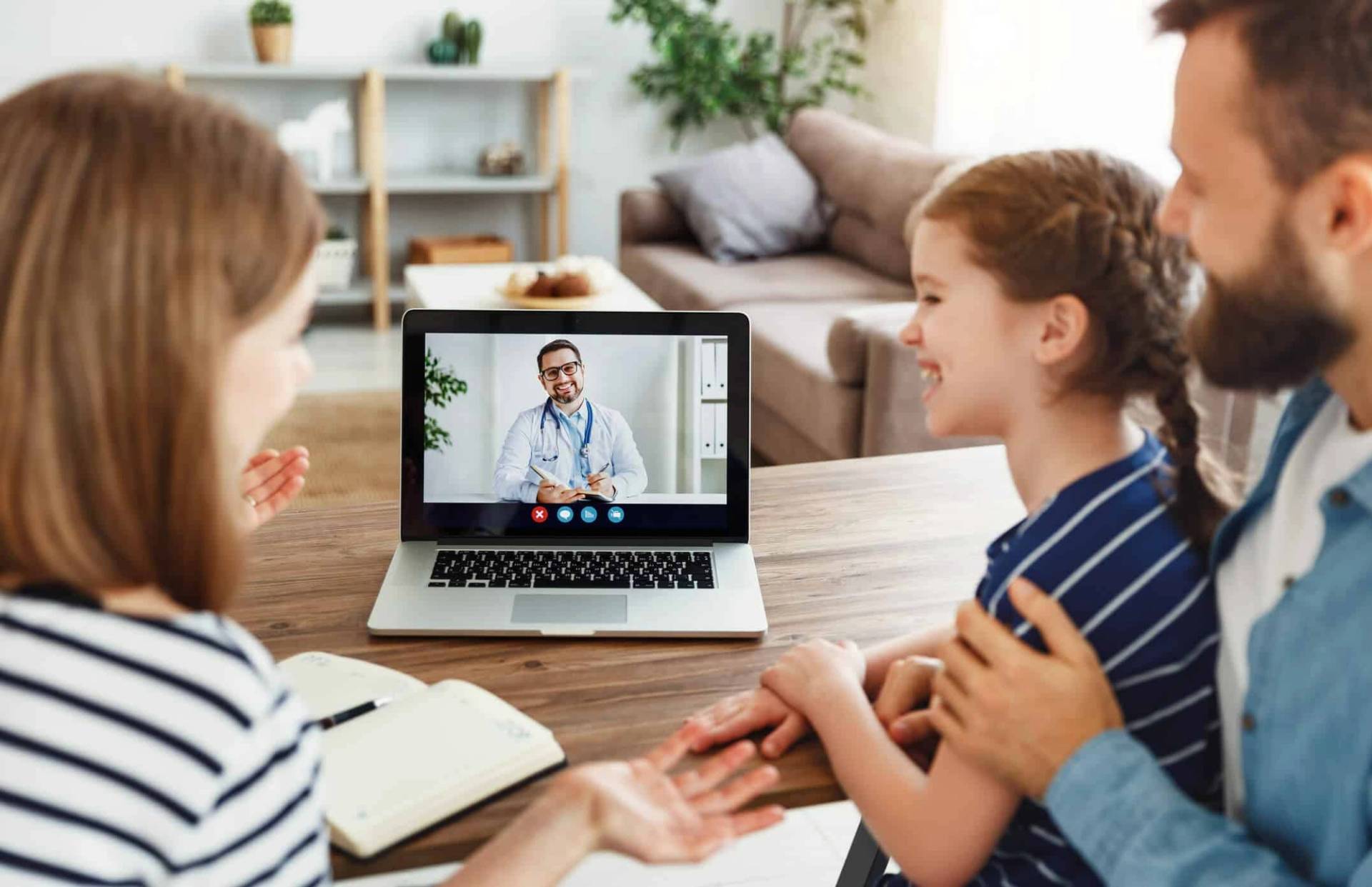 Médecin en consultation en ligne avec un patient pendant la période de Covid-19