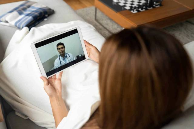 Médecin examinant les voies nasales d'un patient pour diagnostiquer un nez bouché