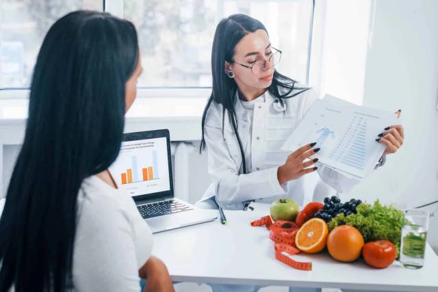 Médecin discutant avec une patiente lors d'une consultation sur l'alimentation et le taux de potassium élevé