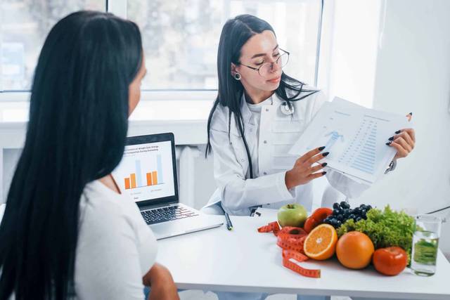 Médecin discutant avec une patiente lors d'une consultation sur l'alimentation et le taux de potassium élevé