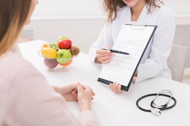 Consultation dentaire : patient examiné par un dentiste pour diagnostic d'abcès dentaire