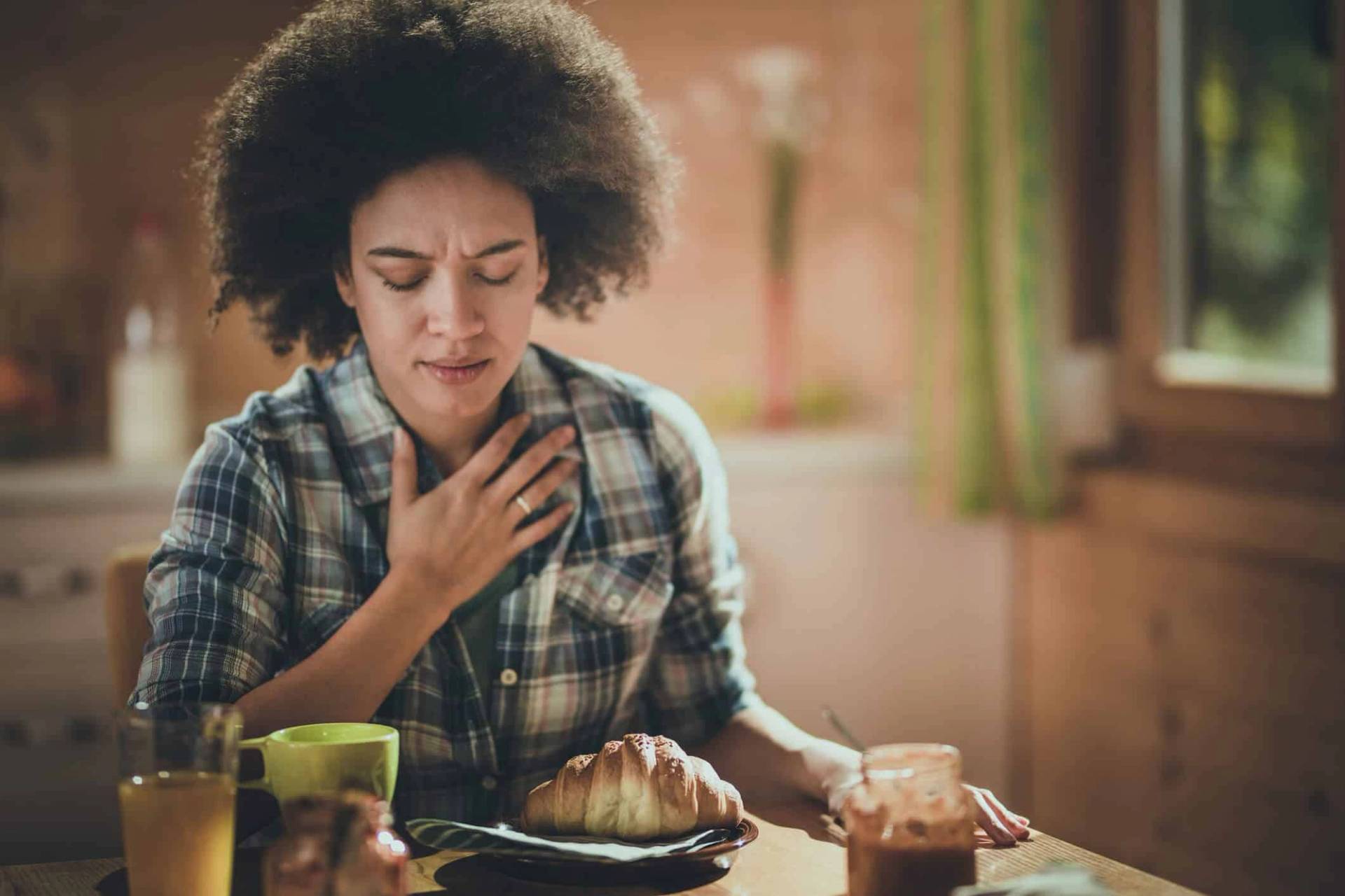 Femme ressentant des nausées sans vomissement, consultation médicale pour identifier les causes