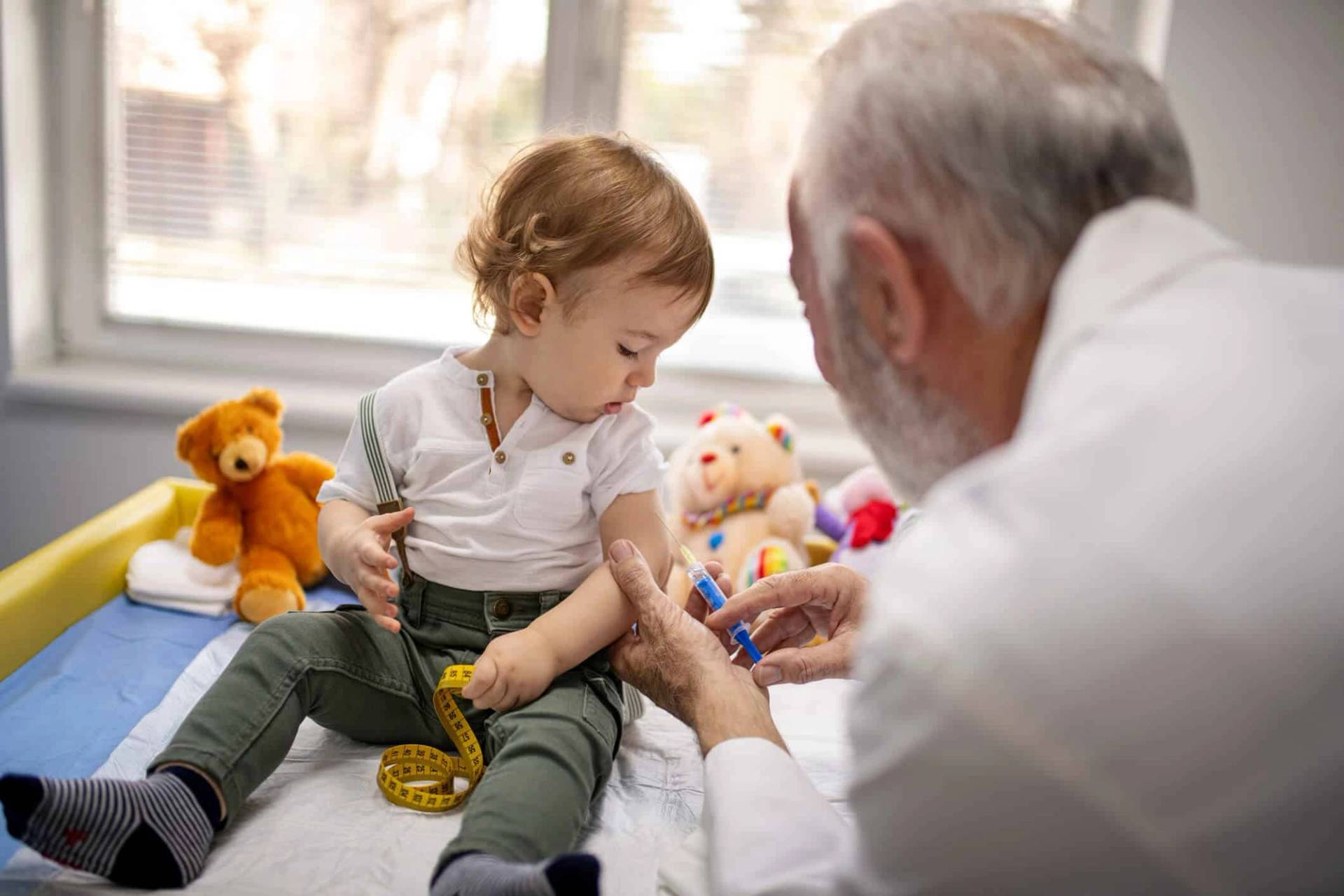 Professionnel de santé présentant des informations sur les vaccins obligatoires à un patient