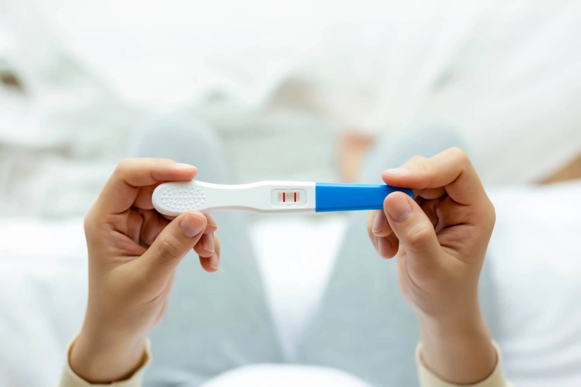 Femme effectuant un test de grossesse à domicile pour détecter une grossesse