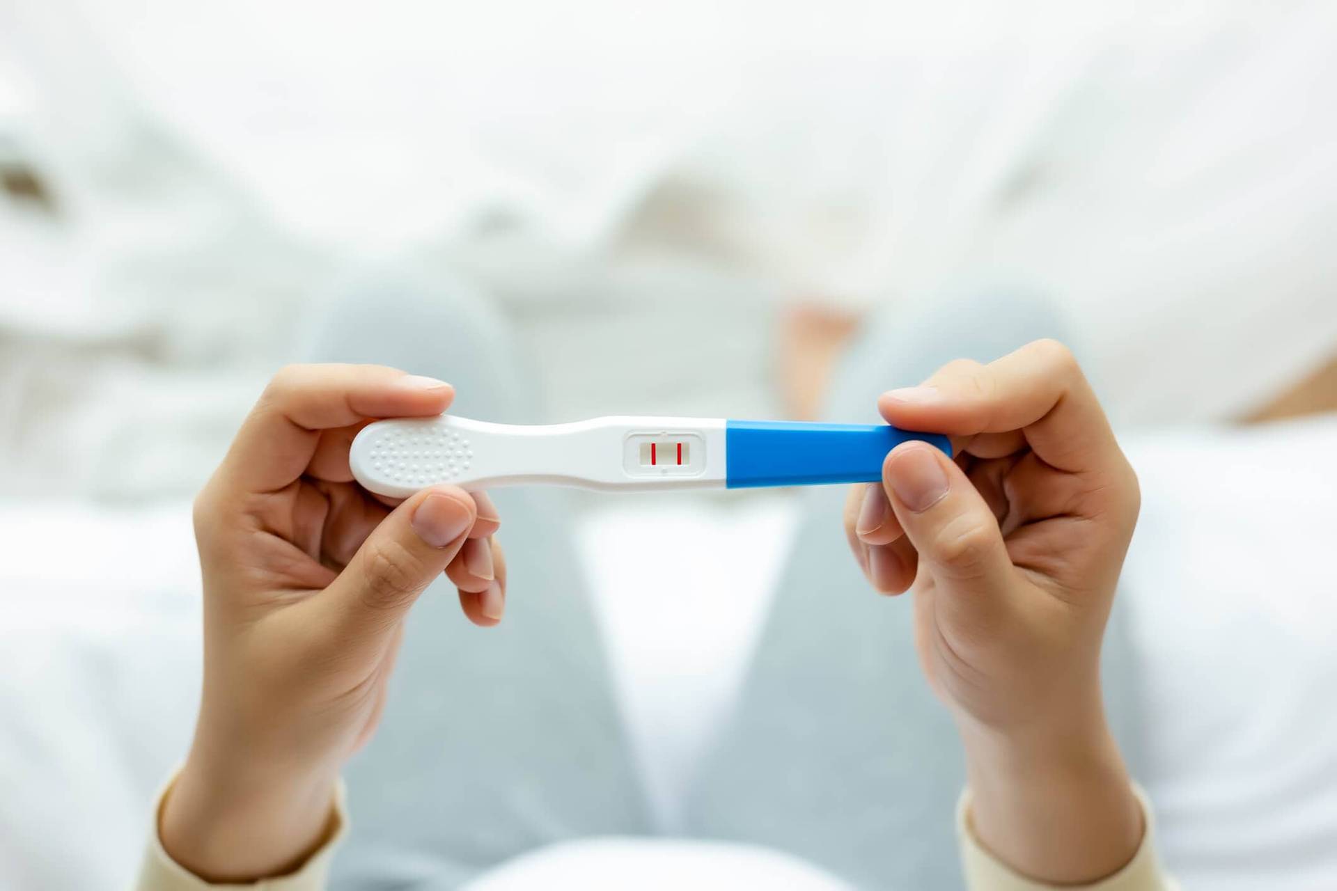 Femme effectuant un test de grossesse à domicile pour détecter une grossesse