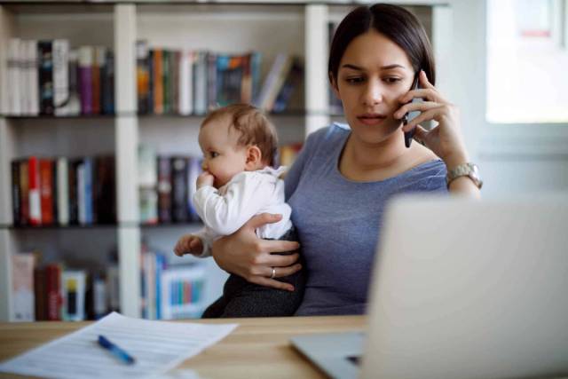 Médecin en ligne consultant un patient via téléconsultation pour une garde médicale