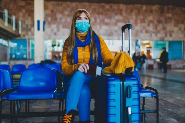 Femme portant un masque chirurgical bleu lors d'une consultation médicale pour coronavirus