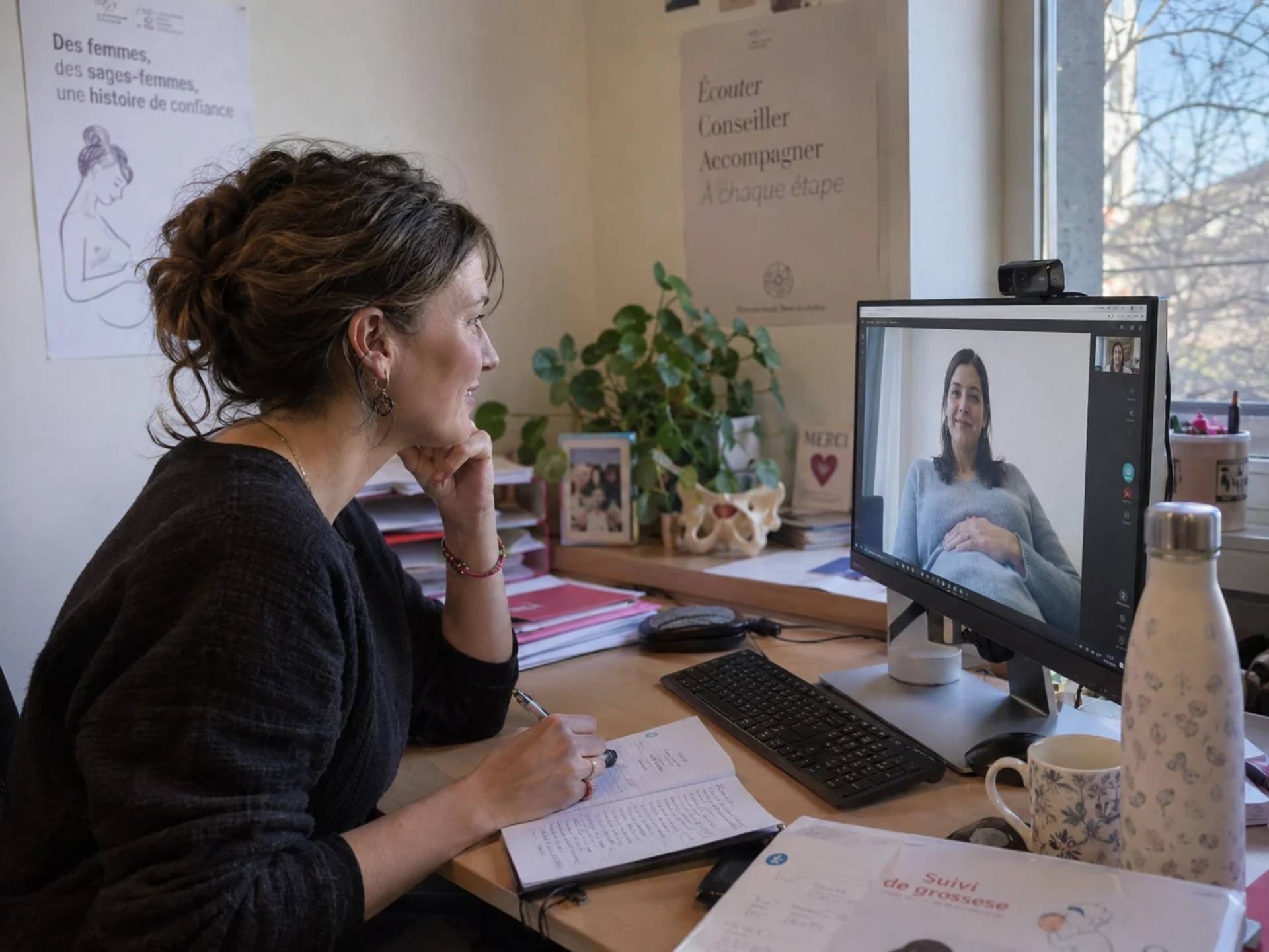Femme se posant des questions