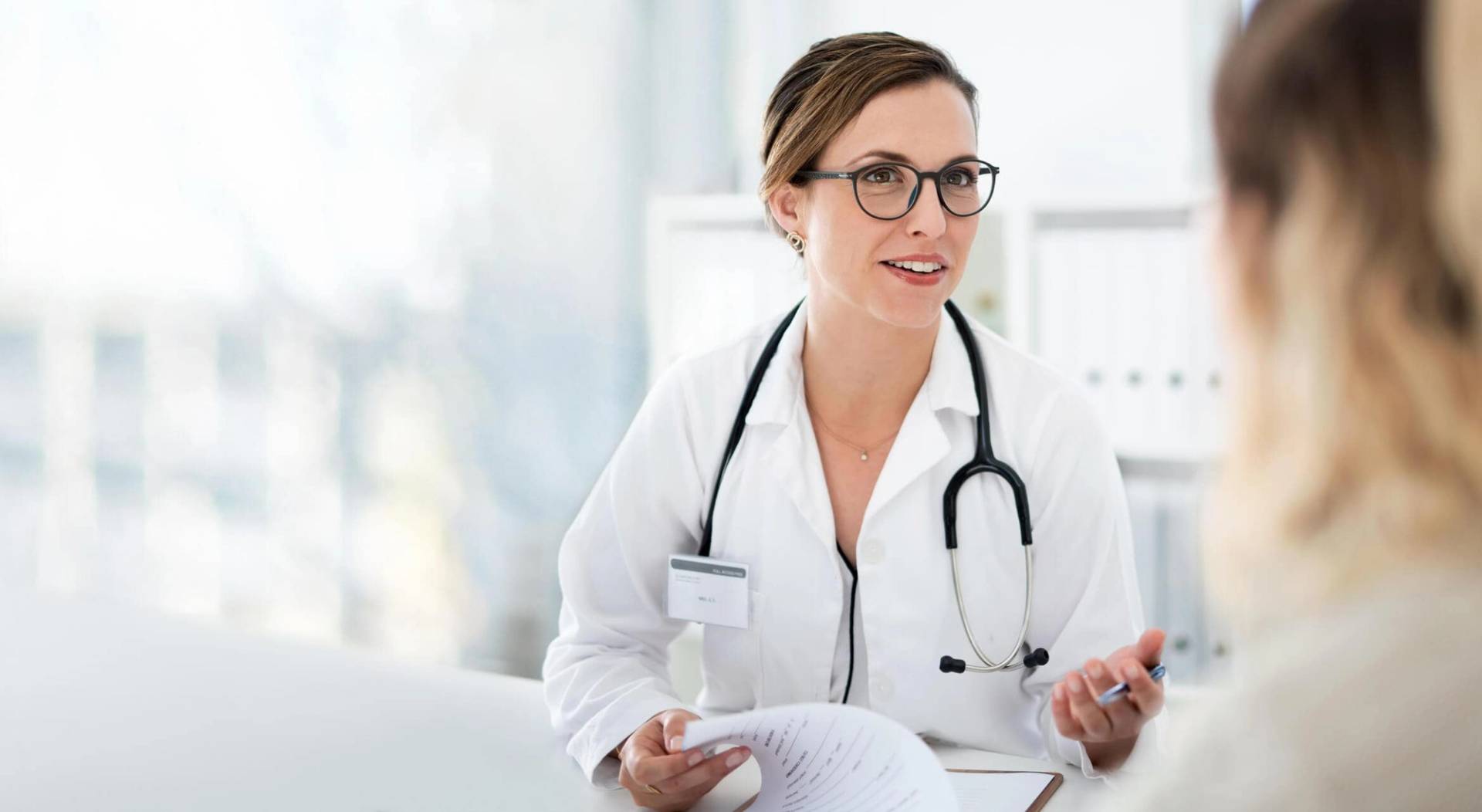 Médecin analysant les résultats d'une prise de sang avec monocytes élevés lors d'une consultation