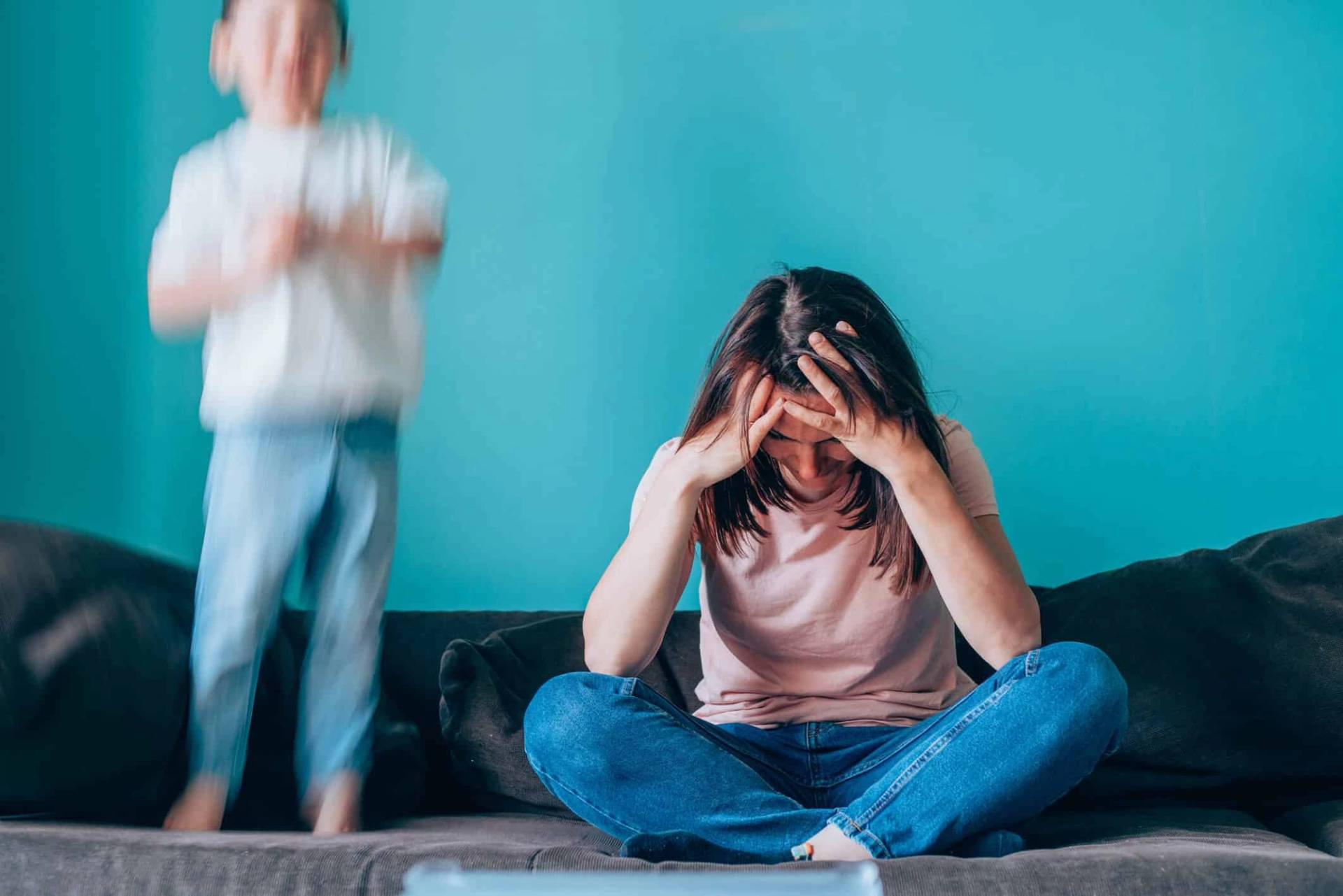 Femme fatiguée mentalement se tenant la tête lors d'une consultation médicale
