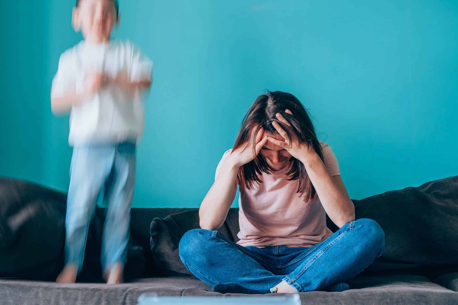 Femme fatiguée mentalement se tenant la tête lors d'une consultation médicale