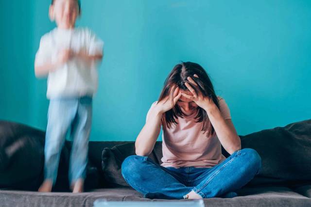 Femme fatiguée mentalement se tenant la tête lors d'une consultation médicale