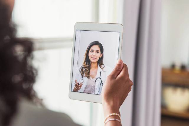 Une femme en téléconsultation avec un médecin en ligne