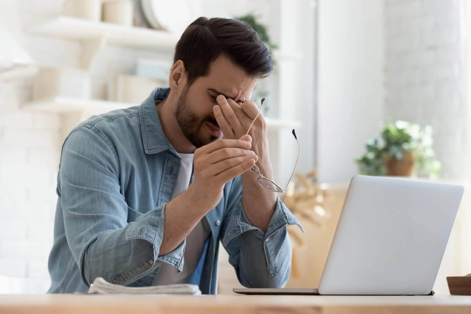 Femme se massant les yeux pour soulager une fatigue oculaire