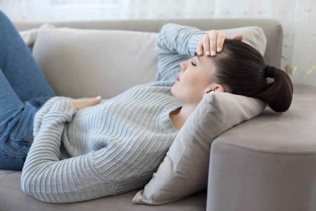 Femme enceinte fatiguée se reposant pendant sa grossesse