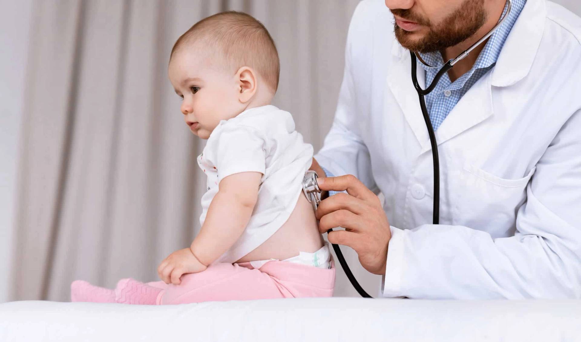 Médecin examinant un nourrisson atteint d'asthme lors d'une consultation pédiatrique