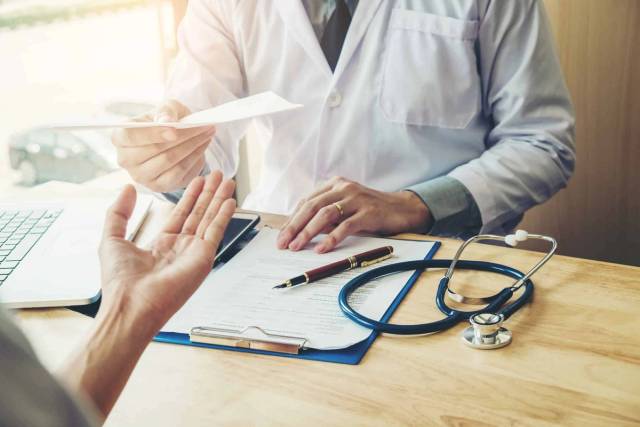 Consultation médicale pour une ordonnance d'anxiolytique Xanax avec un médecin