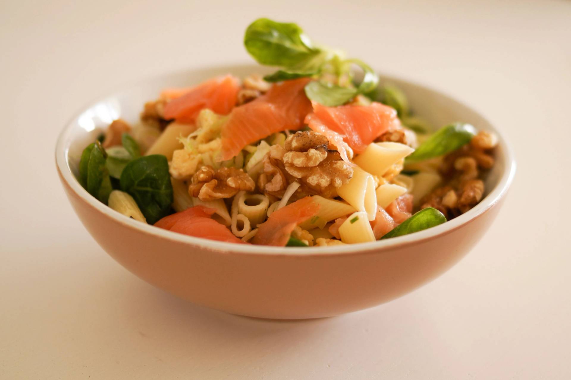 Saumon fumé, noix et salade, des aliments contenant des oméga-3.