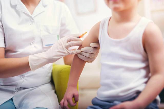 Médecin effectuant une consultation médicale pour discuter de la vaccination contre la coqueluche