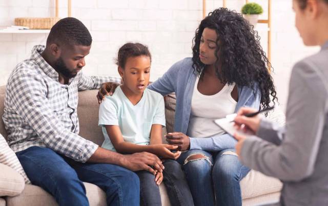 Consultation de thérapie familiale avec un psychothérapeute et une famille en séance