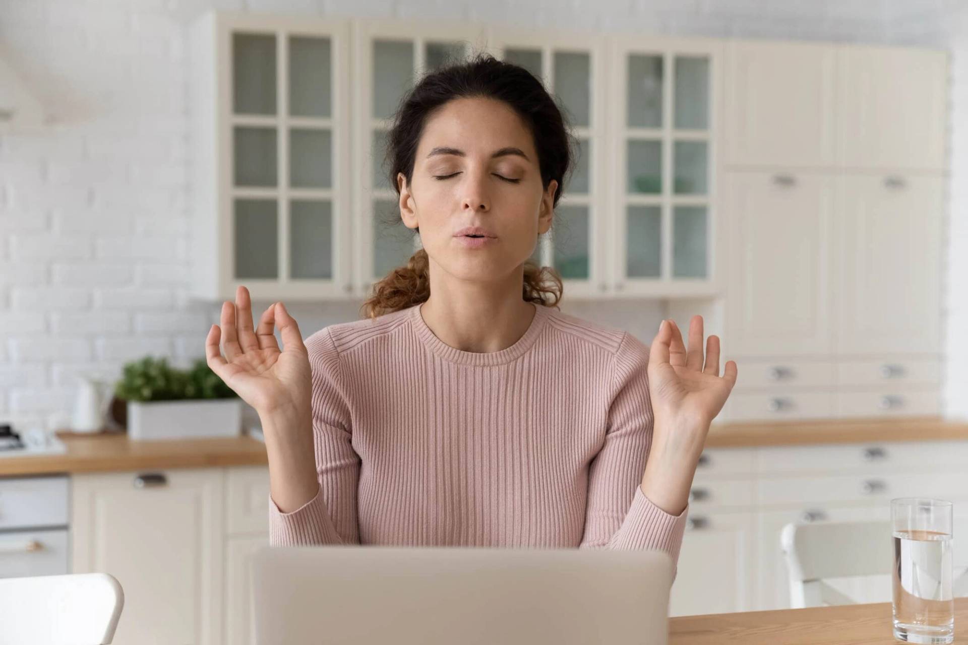 Femme pratiquant la sophrologie pour améliorer son sommeil lors d'une séance de relaxation