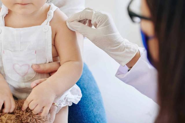 Examen médical de la langue chez un patient atteint de mycose buccale par un médecin