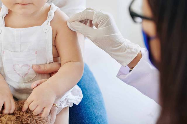 Examen médical de la langue chez un patient atteint de mycose buccale par un médecin