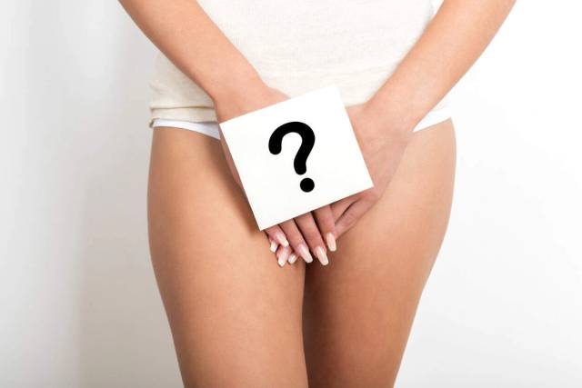 Femme consultant un gynécologue pour discuter de son cycle menstruel et sa régularité