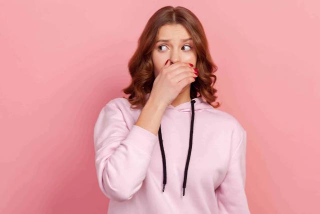 Examen dentaire montrant les taches sur les dents lors d'une consultation chez le dentiste