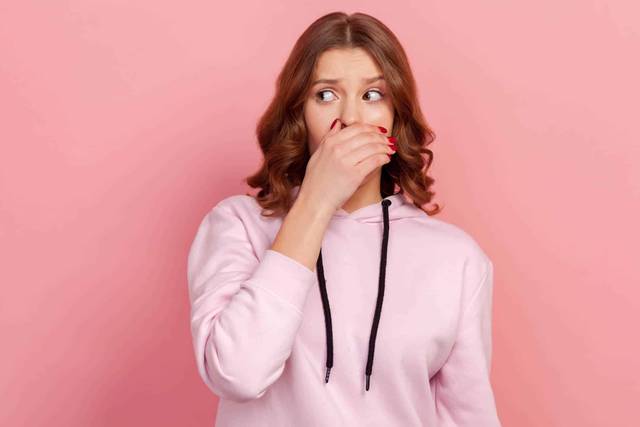Examen dentaire montrant les taches sur les dents lors d'une consultation chez le dentiste