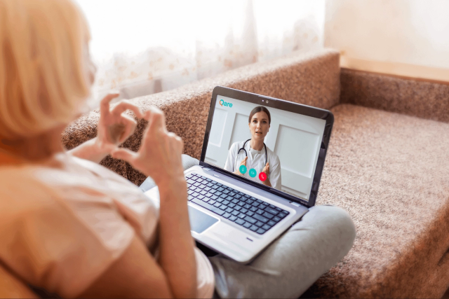 Patiente en consultation médicale à distance pour rhinopharyngite et contagion