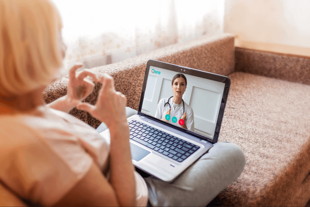 Patiente en consultation médicale à distance pour rhinopharyngite et contagion