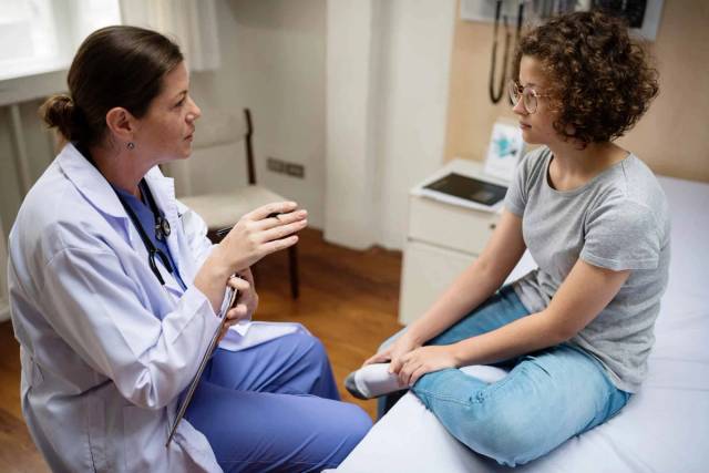Consultation médicale entre une patiente et un professionnel de santé pour discuter d'une IVG chirurgicale