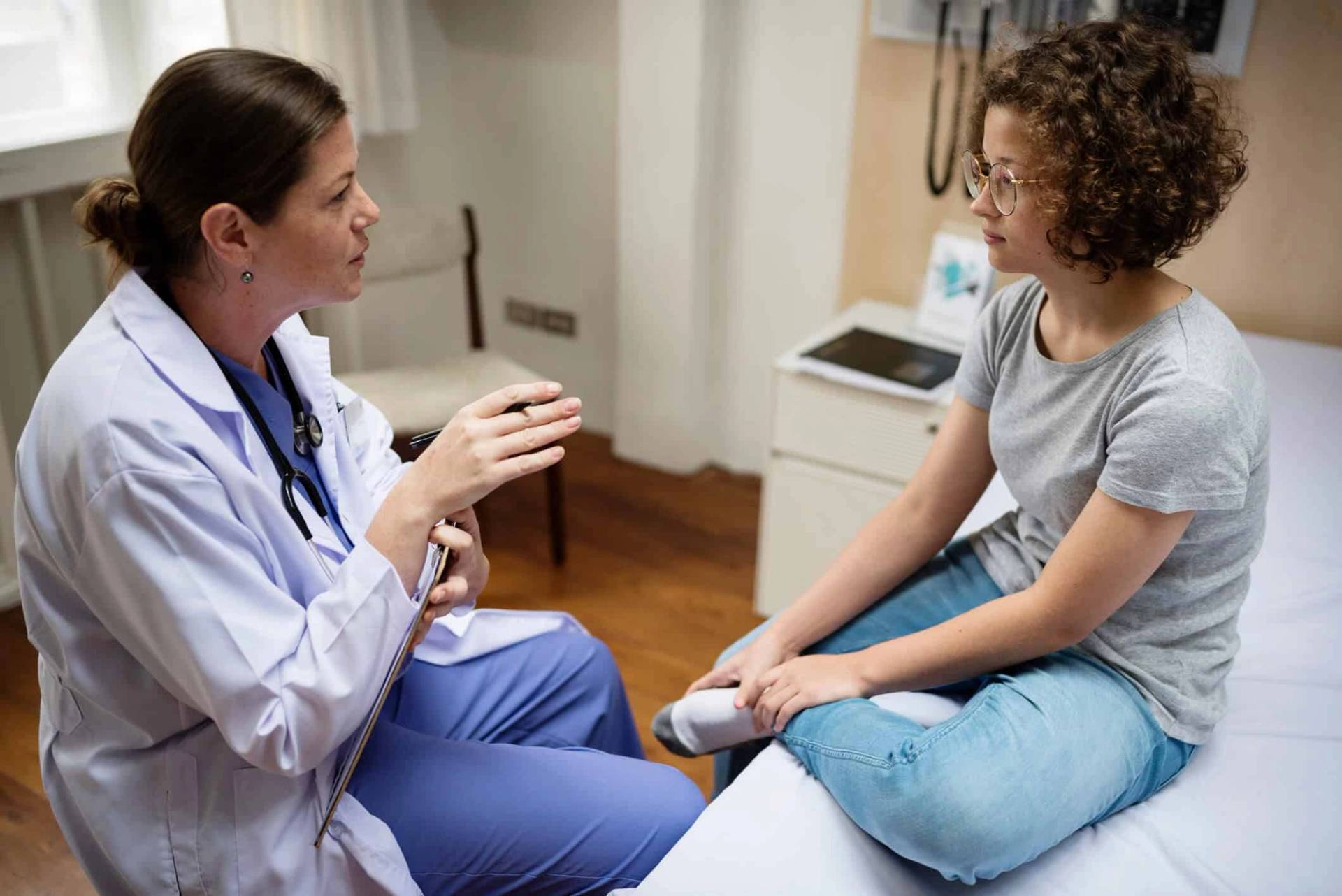 Consultation médicale entre une patiente et un professionnel de santé pour discuter d'une IVG chirurgicale