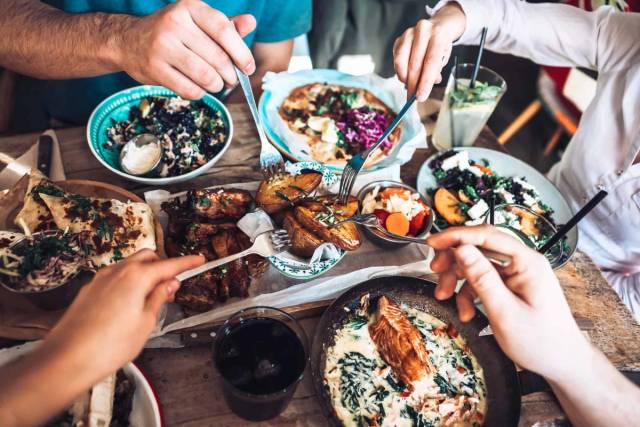 Je mange tous les jours au restaurant