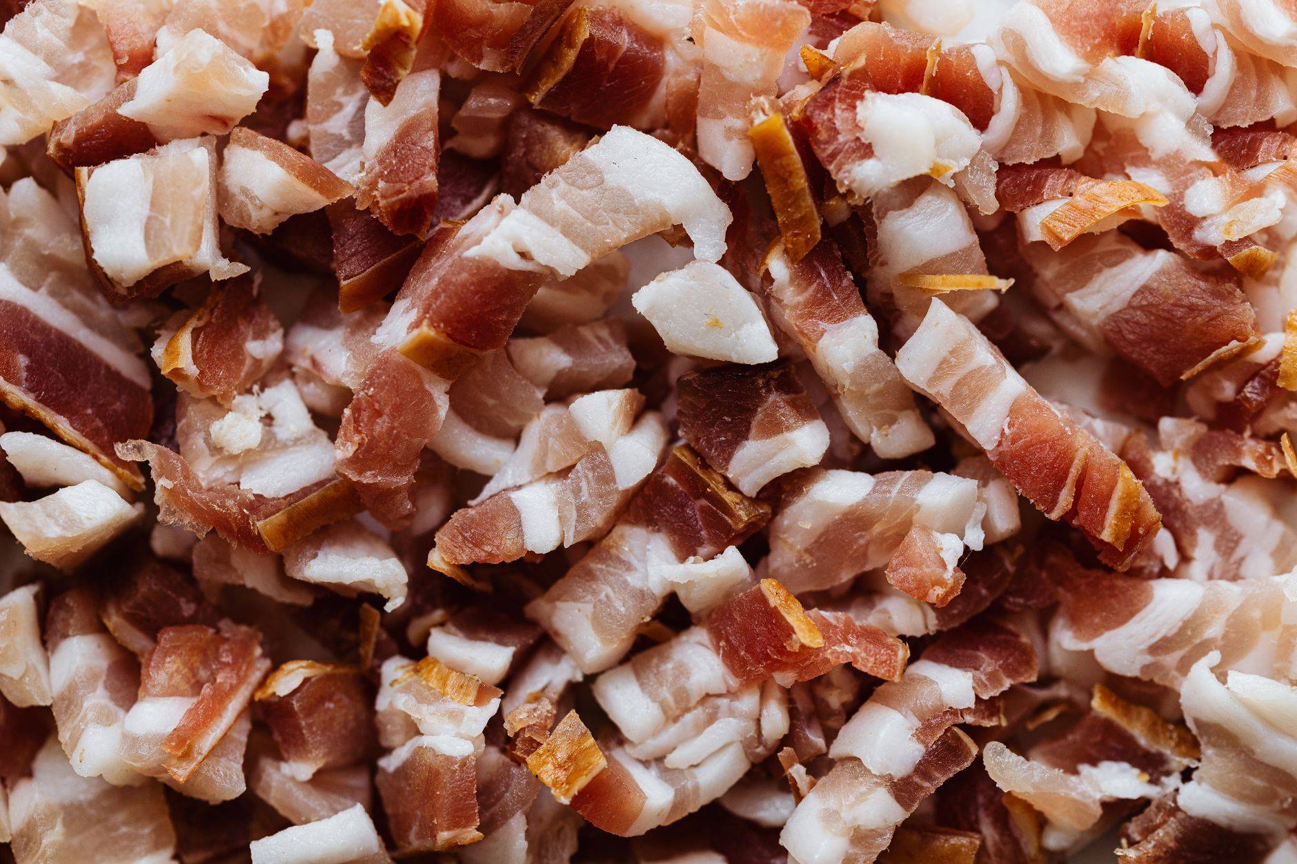 Lardons fumés crus en gros plan