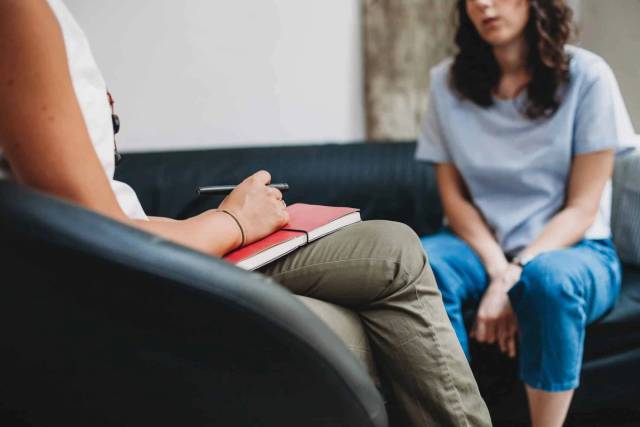 Psychologue en consultation avec un patient lors d'une séance de psychothérapie