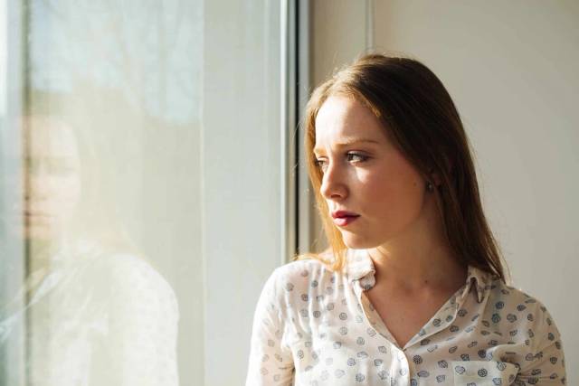 Examen de la gorge par un médecin pour diagnostiquer un aphte à l'aide d'un abaisse-langue
