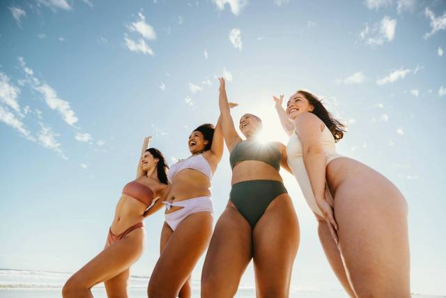 4 conseils pour s’émanciper du diktat du « bikini body » et embrasser son corps cet été