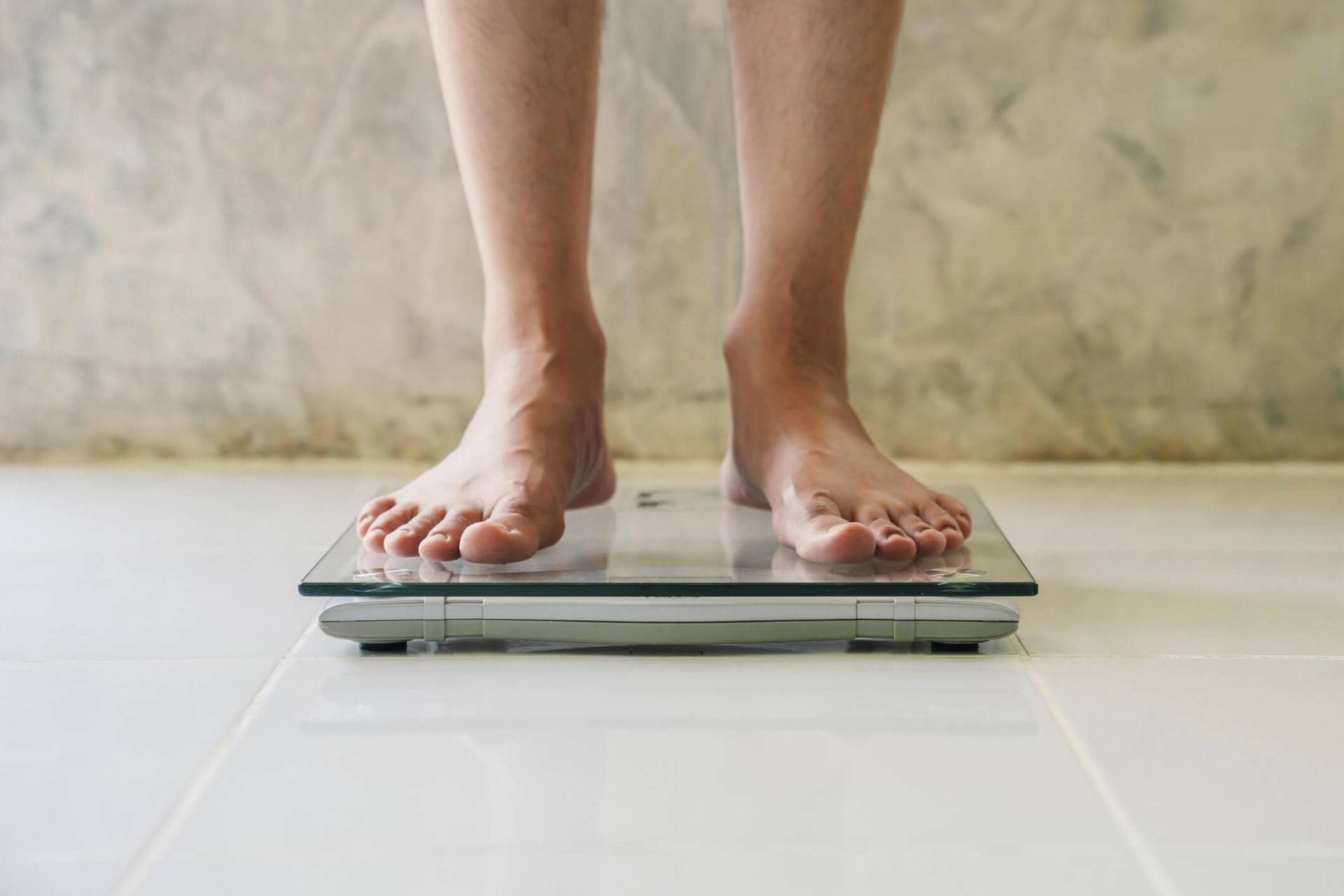 Pieds d’une personne sur une balance.