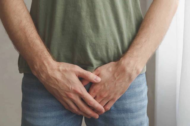 Consultation médicale pour un problème d'érection permanente avec un médecin généraliste