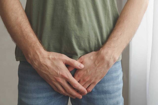 Consultation médicale pour un problème d'érection permanente avec un médecin généraliste