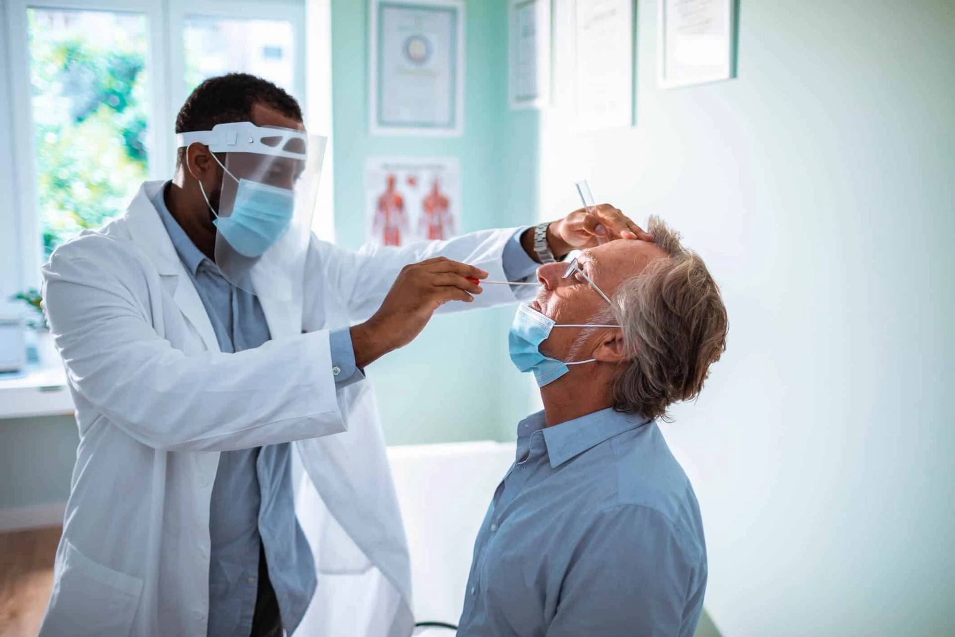 Professionnel masqué réalisant un prélèvement nasal sur un adulte.